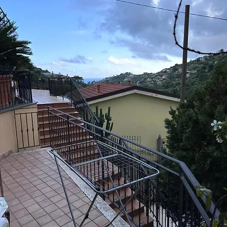 Vakantiehuis Charming House In With Terrace And Bbq San Remo